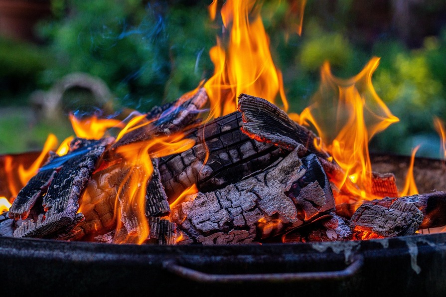 Nahaufnahme einer Feuerschale mit viel Glut